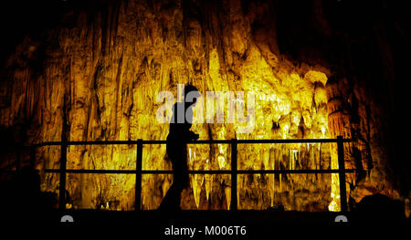 Silhouette d'un touriste en visite la grotte Vranjaca spilja)cavern dans Bistricka Kotlenice ulica 19 Croatie Banque D'Images