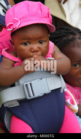 Bébé africain attaché sur la poitrine de la mère, Mosi-Oa-Tunya, Victoria Falls, Zimbabwe. Banque D'Images