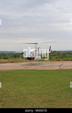 Helicopter Company Zambèze Bell 206L-3 LongRanger III, Mosi-Oa-Tunya, Victoria Falls, Zimbabwe. Banque D'Images