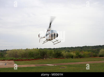 Helicopter Company Zambèze Bell 206L-3 LongRanger III, Mosi-Oa-Tunya, Victoria Falls, Zimbabwe. Banque D'Images