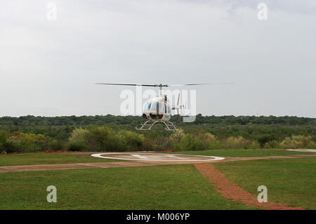 Helicopter Company Zambèze Bell 206L-3 LongRanger III, Mosi-Oa-Tunya, Victoria Falls, Zimbabwe. Banque D'Images