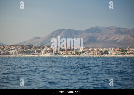 Vue depuis la mer de la plage de Serapo. Gaeta, Italie Banque D'Images