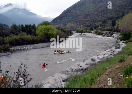 Naviguer dans les eaux des kayaks si cajón del Maipo, Chili Banque D'Images