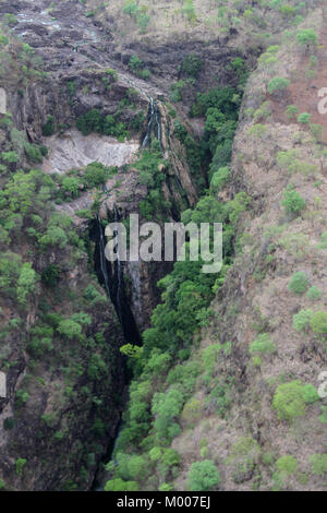 Suceur plat et mince ruisseau dans le long de la vallée du fleuve Zambèze, Victoria Falls, Zimbabwe. Banque D'Images