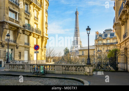 Vue sur la Tour Eiffel à partir d'une petite rue en impasse, pavées de la colline de Chaillot par un après-midi d'hiver ensoleillé. Banque D'Images