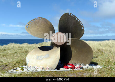 Photographie © Mark Lewis (07885-581148) Convoyeur Atlantique à cap Pembroke Memorial lighthouse Banque D'Images