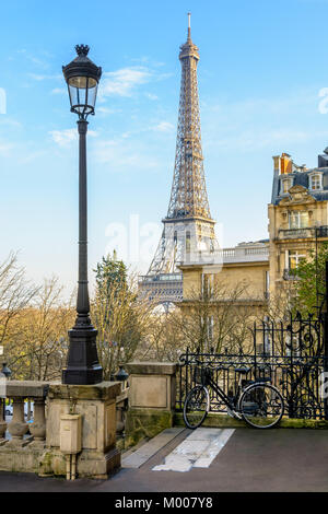 Vue sur la Tour Eiffel à partir d'une petite rue en impasse, de la colline de Chaillot par un après-midi d'hiver ensoleillé. Banque D'Images