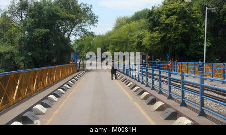 Pont de Victoria Falls se joindre à la Zambie au Zimbabwe vers la Zambie près de Victoria Falls au Zimbabwe. Banque D'Images