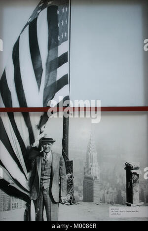 Photo de la secrétaire de l'Empire State Constitution J.H. Goudronneuse avec le drapeau américain sur la 86e étage de l'Empire State Building, New York Stat Banque D'Images