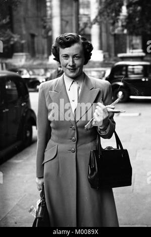 Barbara Castle, députée, arrive à transport House, Westminster, Londres, pour participer à la réunion de l'exécutif national du Parti travailliste. Banque D'Images