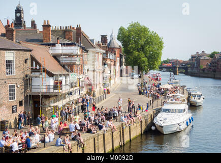 Les gens assis dehors, le Kings Arms pub sur la rivière Ouse à New York. Le Yorkshire. L'Angleterre. UK Banque D'Images