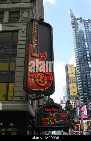 Hard Rock Café sur la 7ème Avenue, Times Square, Manhattan, New York City, New York State, USA. Banque D'Images