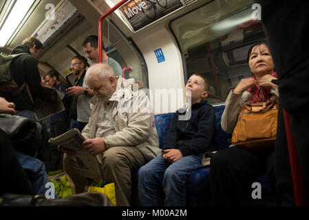 Un jeune garçon dans la crainte de son entourage sur un Londres métro..Londres, 2017 Banque D'Images