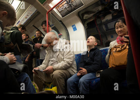 Un jeune garçon dans la crainte de son entourage sur un Londres métro..Londres, 2017 Banque D'Images