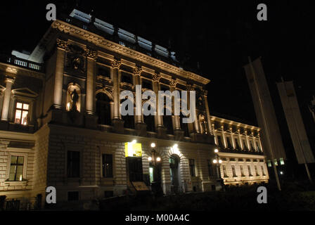 Graz, Autriche - le 3 décembre 2014 : bâtiment principal de l'Université de Graz à nuit Banque D'Images