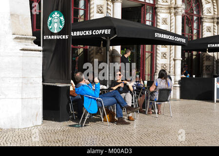 Les gens à l'extérieur de détente Starbucks Cafe, Lisbonne, Portugal Banque D'Images