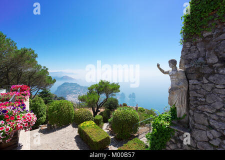 Vue sur mer et jardin du Mont Solaro de l'île de Capri, Italie Banque D'Images
