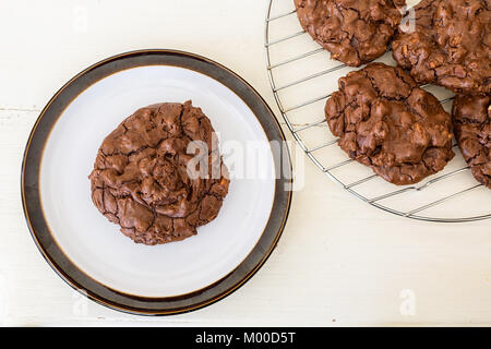 Cookies faits maison triple chocolat. Banque D'Images