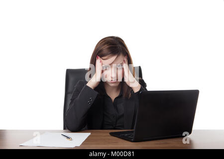 Femme d'affaires dans son bureau à la recherche a souligné Banque D'Images