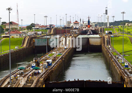 La traversée du Canal de Panama. Partie d'une série : Image 2 de 7. Canal de droite, à partir de l'Atlantique sur les écluses de Gatun (Caraïbes), à côté du lac Gatun. Banque D'Images