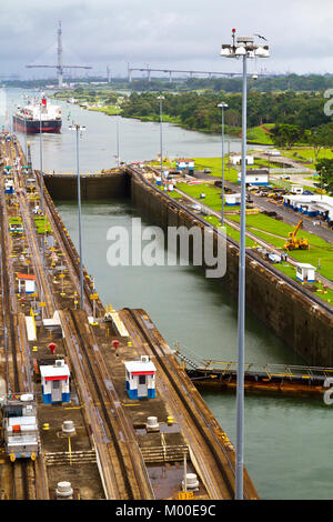 Le transit du canal de Panama. Partie d'une série : Image 3 de 7. En regardant en arrière vers l'entrée de Gatún côté Caraïbes. Photo de l'intérieur du navire se bloque Banque D'Images