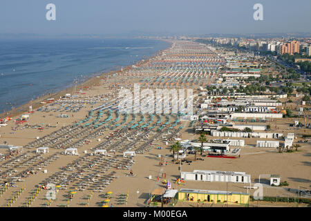 Beach Rimini Italie Vue aérienne de la saison d'été Banque D'Images