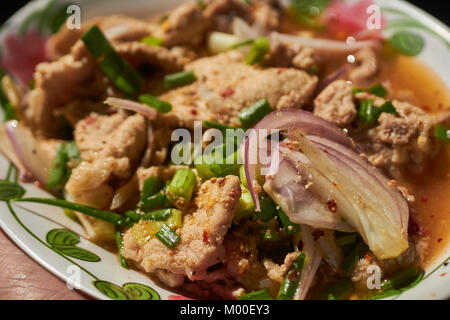 Poulet sauté avec des feuilles de basilic thaï, un classique. Banque D'Images