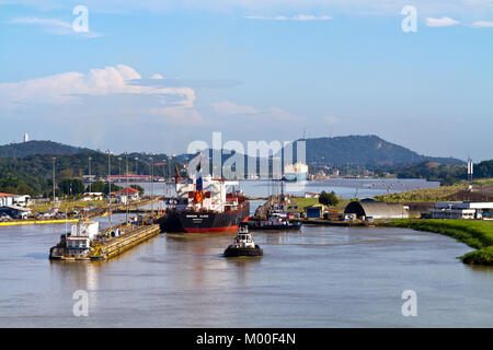 Le transit du canal de Panama. Partie d'une série : Image 5 de 7. Approche de Pedro Miguel serrures, deuxième du dernier jeu de verrous avant d'entrer dans le Pacifique. Banque D'Images