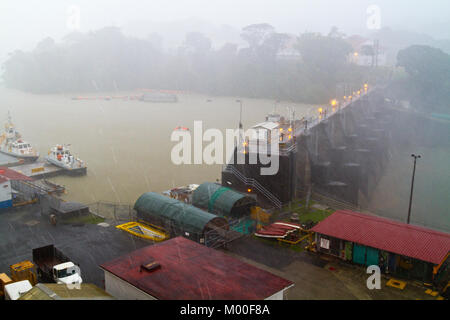 Le transit du canal de Panama. Partie d'une série : Image 7 de 7. Dans les anciennes écluses Miraflores, avant d'entrer dans le Pacifique. Un violent orage en cours. Banque D'Images