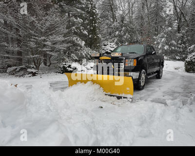 Effacement d'un chasse-neige stationnement après la tempête Banque D'Images