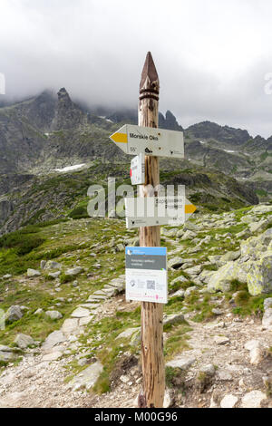 ZAKOPANE, Pologne 21 juillet 2013 : Sinpost, Polish Tatra, chemins vers le lac Morskie Oko et col Szpiglasowa, Pologne. Banque D'Images