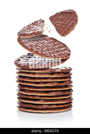 Les cookies au chocolat biscuit petit-déjeuner s'amincit avec chocolat au lait sur fond blanc Banque D'Images
