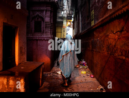 Les pieds nus d'un homme ou une femme marche dans une ruelle sale à Varanasi, la capitale spirituelle de l'Inde, dans le matin froid. L'Inde en 2013. Banque D'Images