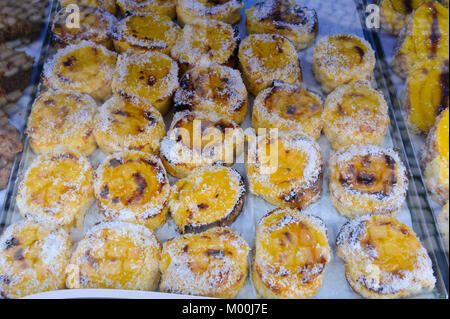 Gâteaux traditionnels portugais sur la vente. Lisbonne, Portugal Banque D'Images