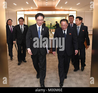 (180117) -- Séoul, le 17 janvier 2018 (Xinhua) -- Chun Hae-sung (L, avant), vice-ministre de l'unification de la Corée du Sud, et Jon Jong Su (R, avant), vice-président du Comité pour la réunification pacifique de la patrie de la République populaire démocratique de Corée (RPDC), après la tenue d'un dialogue à Peace House, un bâtiment dans la partie sud-coréenne de Panmunjom, le 17 janvier 2018. La Corée du Sud et la RPDC ont convenu de mars à la cérémonie d'ouverture de la Corée du Sud a accueilli des Jeux Olympiques d'hiver et d'applaudir ensemble pour les athlètes des deux Corées durant la période des Jeux Olympiques de Séoul, l'uni Banque D'Images