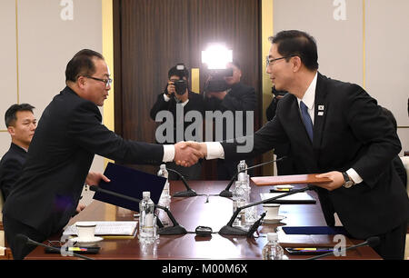 (180117) -- Séoul, le 17 janvier 2018 (Xinhua) -- Chun Hae-sung (R, avant), vice-ministre de l'unification de la Corée du Sud, serre la main avec Jon Jong Su (L, avant), vice-président du Comité pour la réunification pacifique de la patrie de la République populaire démocratique de Corée (RPDC), à la maison de la paix, un bâtiment dans la partie sud-coréenne de Panmunjom, le 17 janvier 2018. La Corée du Sud et la RPDC ont convenu de mars à la cérémonie d'ouverture de la Corée du Sud a accueilli des Jeux Olympiques d'hiver et d'applaudir ensemble pour les athlètes des deux Corées durant la période olympique, l'unification de Séoul minist Banque D'Images