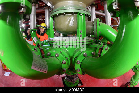 Technicien en chimie Andy Becker vérifie les cellules de flottation d'une soi-disant Kainite et cristallisation de l'usine de flottation, qui est mis en service le même jour, à la société minière à K +S Phillipsthal Hattorf près, l'Allemagne, 17 janvier 2018. Avec l'aide de la nouvelle technologie, l'engrais et le sel de K +S Kassel veut courir moins de déchets de l'eau dans la Werra et rivières. Weser Photo : Martin Schutt/dpa-Zentralbild/dpa Banque D'Images