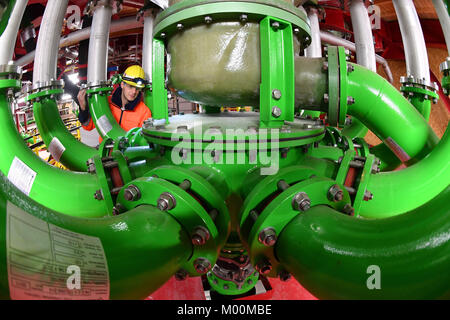 Technicien en chimie Andy Becker vérifie les cellules de flottation d'une soi-disant Kainite et cristallisation de l'usine de flottation, qui est mis en service le même jour, à la société minière à K +S Phillipsthal Hattorf près, l'Allemagne, 17 janvier 2018. Avec l'aide de la nouvelle technologie, l'engrais et le sel de K +S Kassel veut courir moins de déchets de l'eau dans la Werra et rivières. Weser Photo : Martin Schutt/dpa-Zentralbild/dpa Banque D'Images