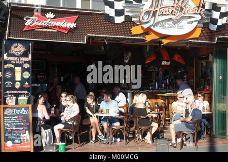 La plage de Levante, Benidorm, Costa Blanca, Espagne. 17 janvier, 2017. Vacanciers britanniques profiter du soleil d'hiver dans cette station balnéaire espagnole populaire à l'extérieur du bar sur la plage de Levante de chagrin. Credit : Mick Flynn/Alamy Live News Banque D'Images