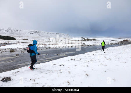 Forest-en-Teesdale, comté de Durham au Royaume-Uni. Mercredi 17 janvier 2018. Rachis montagnarde concurrents de course fait face à certaines conditions d'hiver difficiles comme ils traversaient la région de Teesdale dans le comté de Durham, Royaume-Uni, aujourd'hui. Les 268 milles (426km) de long rachis montagnarde course est une course de 7 jours d'arrêt aucun et est l'un des plus difficiles courses de montagne dans le monde. La course commence à Edale et suit le Pennine Way, pour terminer en Yethholm Kirk en Ecosse. Crédit : David Forster/Alamy Live News Banque D'Images