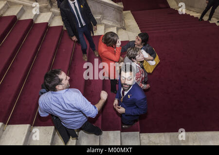 Barcelone, Catalogne, Espagne. 17 Jan, 2018. Le nouveau président du parlement de Catalogne, Roger Torrent, dans le centre, au cours de la constitution du parlement de Catalogne. Credit : Celestino Arce/ZUMA/Alamy Fil Live News Banque D'Images