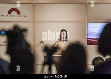 Barcelone, Catalogne, Espagne. 17 Jan, 2018. Ines Arrimadas, chef de ''Ciudatans'' partie, participe à la presse après la constitution du nouveau parlement de Catalogne. Credit : Celestino Arce/ZUMA/Alamy Fil Live News Banque D'Images