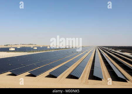 Dubaï, Émirats arabes unis, le 17 janvier 2018. Un champ de panneaux solaires photovoltaïques qui font partie de la Fondation Mohammed bin Rashid parc solaire à Dubaï, Émirats arabes unis, le 17 janvier 2018. Credit : Dominic Dudley/Alamy Live News Banque D'Images