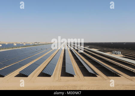 Dubaï, Émirats arabes unis, le 17 janvier 2018. Un champ de panneaux solaires photovoltaïques qui fait partie de la Fondation Mohammed bin Rashid parc solaire à Dubaï, Émirats arabes unis, le 17 janvier 2018. Credit : Dominic Dudley/Alamy Live News Banque D'Images