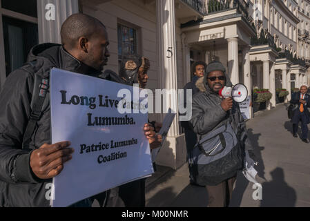 Londres, Royaume-Uni. 17 janvier 2018. Sur le 57e anniversaire de l'assassinat du premier Premier Ministre du Congo, Patrice Lumumba, une protestation de l'Internationale Socialiste africaine et la Coalition d'en face, Patrice Lumumba l'ambassade belge de rappeler les plus de 10 millions de Congolais tués depuis 1998, plus de vol de coltan, de cobalt et d'autres minéraux pour rendre les téléphones intelligents, les voitures électriques, etc et exigé la fin de l'appui militaire belge pour le régime Kabila en République démocratique du Congo. Credit : ZUMA Press, Inc./Alamy Live News Banque D'Images