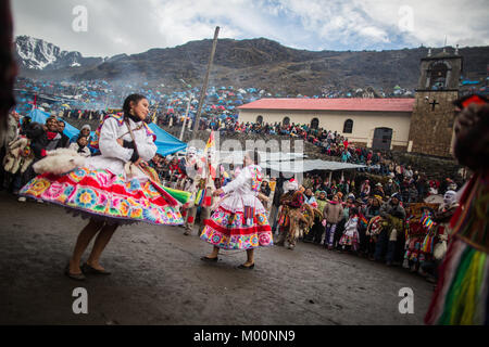 Cusco, Pérou. Dec 29, 2017. Le jour principal de Qoyllurit'i est une véritable célébration, après avoir grimpé les montagnes et avoir attendu le lever du soleil dans un rituel ancestral, les dévots, les danseurs et les ukukus (gardiens du seigneur de Qoyllurit'i) descendre jusqu'à l'esplanade, où le temple reste au total il y a plus de 500 danses qui participent à cette coutume, appartenant tous à la soi-disant nations unies, qui sont des groupes de paroissiens qui se réunissent dans différentes parties de la région de faire un pèlerinage au sanctuaire.Quyllur Rit'i ou Star Snow Festival est un être spirituel et religieux festiv Banque D'Images