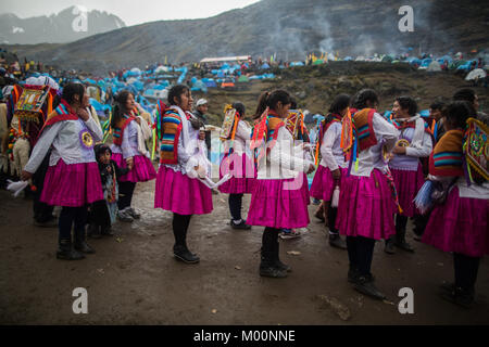 Cusco, Pérou. Dec 29, 2017. Le jour principal de Qoyllurit'i est une véritable célébration, après avoir grimpé les montagnes et avoir attendu le lever du soleil dans un rituel ancestral, les dévots, les danseurs et les ukukus (gardiens du seigneur de Qoyllurit'i) descendre jusqu'à l'esplanade, où le temple reste au total il y a plus de 500 danses qui participent à cette coutume, appartenant tous à la soi-disant nations unies, qui sont des groupes de paroissiens qui se réunissent dans différentes parties de la région de faire un pèlerinage au sanctuaire.Quyllur Rit'i ou Star Snow Festival est un être spirituel et religieux festiv Banque D'Images