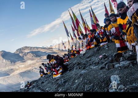 Cusco, Pérou. Dec 29, 2017. Les membres de la Nation Acomayo attendre le lever du soleil à l'Ausangate, montagne à 6362m, la neige couvert a été affectée par les changements climatiques, il y a des années, cette zone est couverte par la neige.Quyllur Rit'i ou Star Snow Festival est une fête religieuse et spirituelle qui a lieu chaque année à la vallée de Sinakara dans la région de Cusco au Pérou. Des groupes de populations autochtones Quero gravir la montagne Ausangate, à 6362m, à la recherche de l'étoile de neige qui est réputée pour être enterré dans la montagne.Selon les chroniqueurs, le Qoyllur Rit'i est le Christ que l'Église a envoyé peint sur un rocher à Banque D'Images