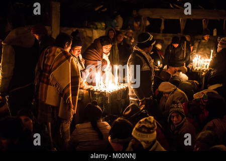 Cusco, Pérou. Dec 29, 2017. Les pèlerins et les dévots du seigneur de Qoyllur Riti prier tôt le matin dans le sanctuaire.Quyllur Rit'i ou Star Snow Festival est une fête religieuse et spirituelle qui a lieu chaque année à la vallée de Sinakara dans la région de Cusco au Pérou. Des groupes de populations autochtones Quero gravir la montagne Ausangate, à 6362m, à la recherche de l'étoile de neige qui est réputée pour être enterré dans la montagne.Selon les chroniqueurs, le Qoyllur Rit'i est le Christ que l'Église a envoyé peint sur un rocher à presque 5 000 mètres au-dessus du niveau de la mer. A cherché à effacer l'adoration de l'Inca mountain vues Banque D'Images