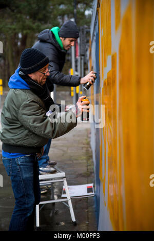 Cardiff, Royaume-Uni. 17 Jan, 2018. Oner, signes d'une copie réussie et la conception basée sur Church Street, Cardiff, la peinture d'art sur la Millenium Walkway mur Graffiti pour le 'pouvoir' Veg campagne, qui vise à rendre les enfants au Royaume-Uni pour manger plus de légumes ; la campagne est aussi l'espoir de créer plus d'annonces pour promouvoir l'alimentation saine. Le VEG Annonce, lancé en 2017 avec l'annonce que c'était le design gagnant, choisi par un groupe d'enfants des écoles à travers le Royaume-Uni. Credit : Amy Farrer/Alamy Live News Banque D'Images